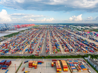 航拍上海集裝箱碼頭進出口貿(mào)易港口